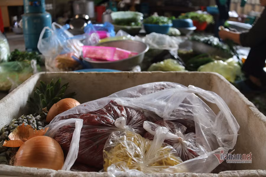 Tuổi thơ kê dép làm cầu môn, quấn lá chuối làm bóng của Văn Toản