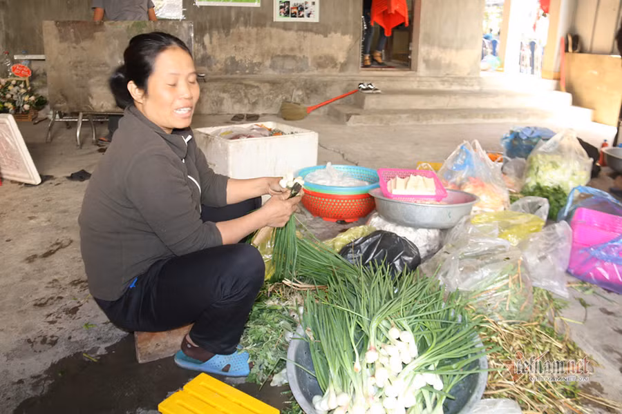 Tuổi thơ kê dép làm cầu môn, quấn lá chuối làm bóng của Văn Toản