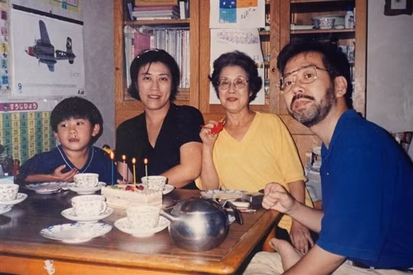 Từ phải sang: Mikio, mẹ ruột, vợ và con trai.
