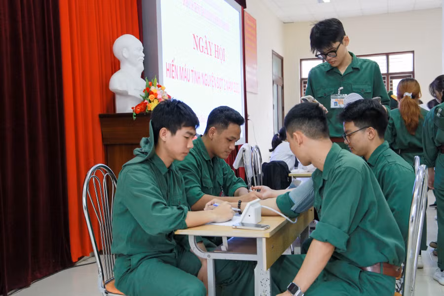Tiến hành đo huyết áp... Tiến hành đo huyết áp...