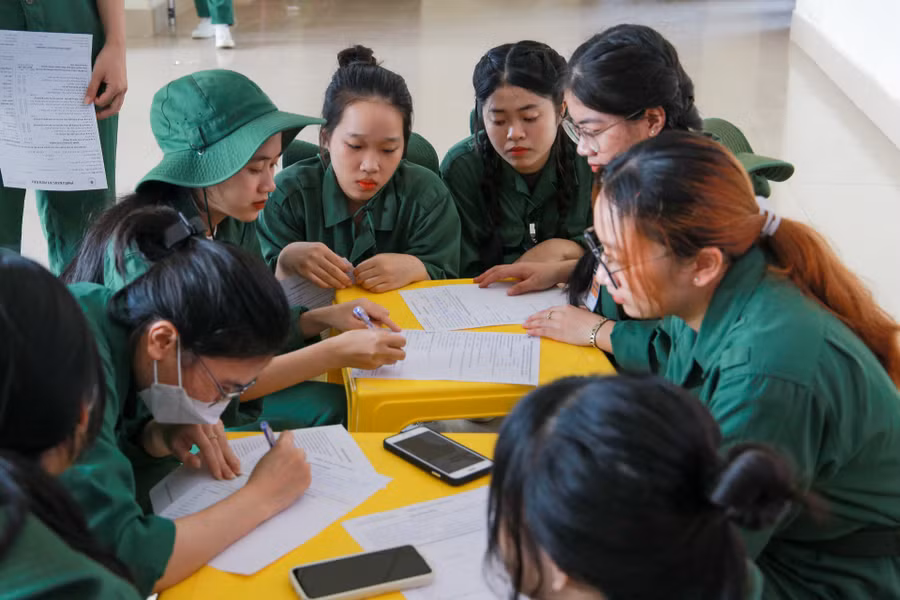 Cán bộ, viên chức của Trung tâm Giáo dục quốc phòng và an ninh - ĐH Huế và các sinh viên đăng ký tham gia hiến máu tình nguyện. Cán bộ, viên chức của Trung tâm Giáo dục quốc phòng và an ninh - ĐH Huế và các sinh viên đăng ký tham gia hiến máu tình nguyện.