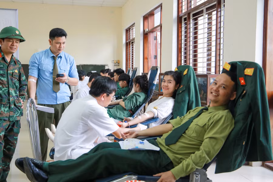 Nhiều cán bộ, giảng viên của Trung tâm Giáo dục quốc phòng và an ninh - ĐH Huế hăng hái tích cực tham gia hoạt động hiến máu tình nguyện. Nhiều cán bộ, giảng viên của Trung tâm Giáo dục quốc phòng và an ninh - ĐH Huế hăng hái tích cực tham gia hoạt động hiến máu tình nguyện.