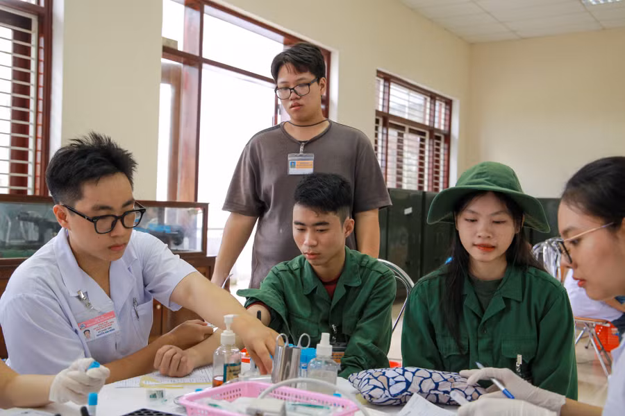 ... và xét nghiệm máu trước khi hiến. ... và xét nghiệm máu trước khi hiến.