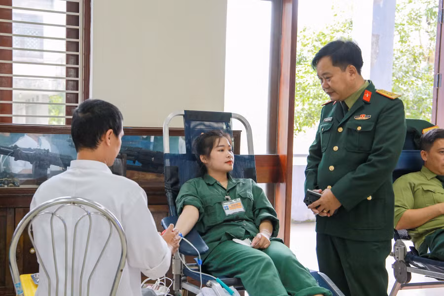 Thượng tá Nguyễn Xuân Thiện - Phó Giám đốc Trung tâm Giáo dục quốc phòng và an ninh - ĐH Huế trò chuyện, hỏi thăm sinh viên tham gia hiến máu. Thượng tá Nguyễn Xuân Thiện - Phó Giám đốc Trung tâm Giáo dục quốc phòng và an ninh - ĐH Huế trò chuyện, hỏi thăm sinh viên tham gia hiến máu.