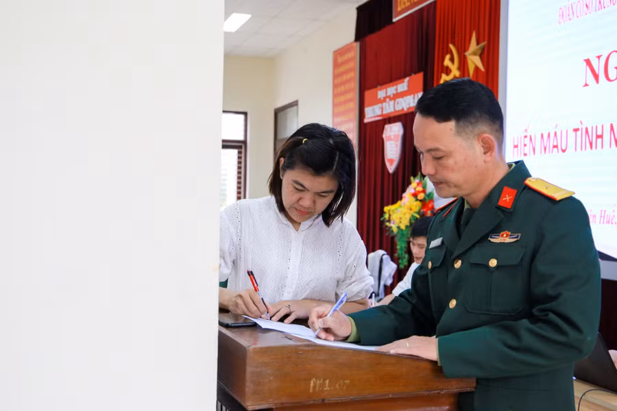Cán bộ, viên chức của Trung tâm Giáo dục quốc phòng và an ninh - ĐH Huế và các sinh viên đăng ký tham gia hiến máu tình nguyện. Cán bộ, viên chức của Trung tâm Giáo dục quốc phòng và an ninh - ĐH Huế và các sinh viên đăng ký tham gia hiến máu tình nguyện.