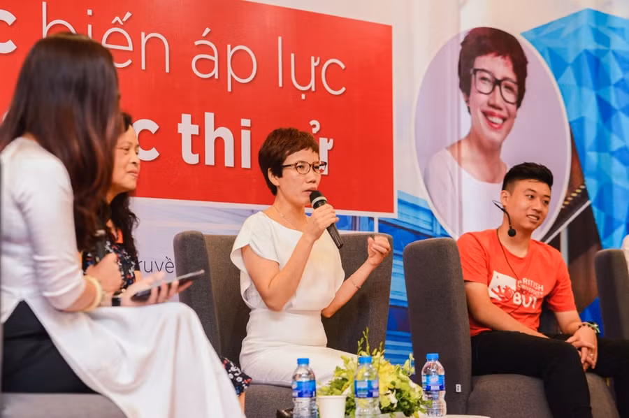 Nhà báo Mai Anh chia sẻ tại Talkshow