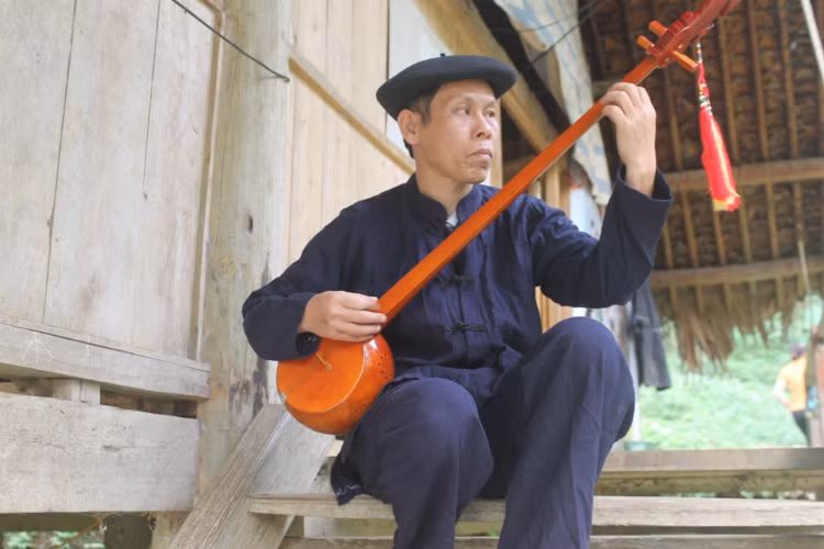 Nghệ nhân Hoàng Liên Sơn có niềm đam mê cháy bỏng với làn điệu Then.