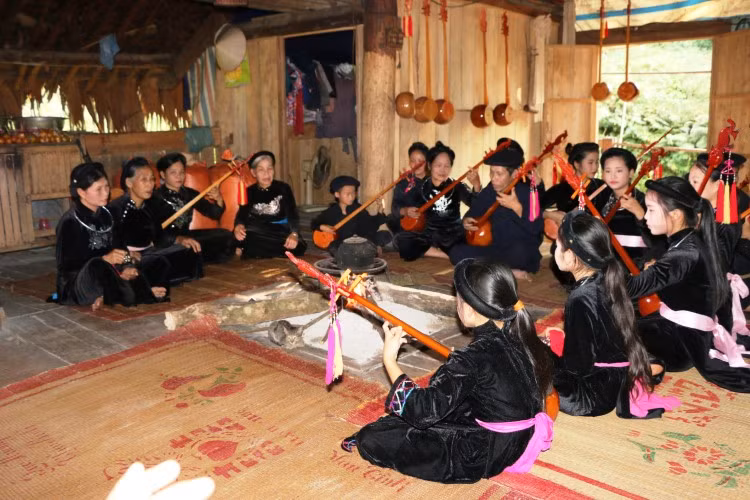 Lớp học hát Then, đàn Tính của nghệ nhân Hoàng Liên Sơn.