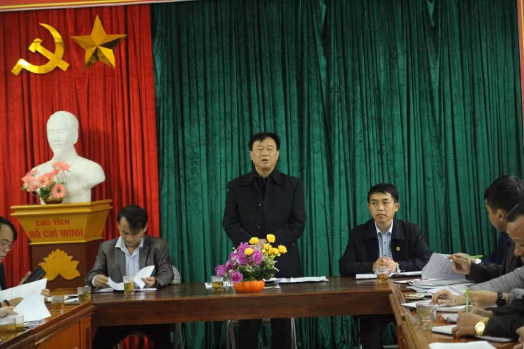 Ông Vùi Văn Nguyện (đứng giữa) - Bí thư Huyện ủy Tủa Chùa trong buổi làm việc với cán bộ xã Tủa Thàng.