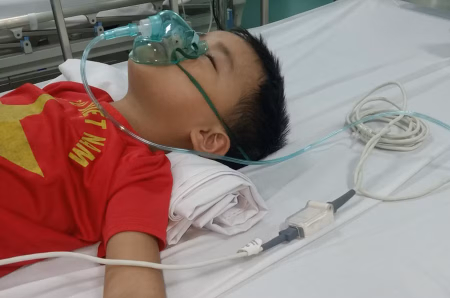 Căn bệnh ung thư khiến cháu Mạnh phải nhập viện điều trị trong tình trạng nguy kịch.