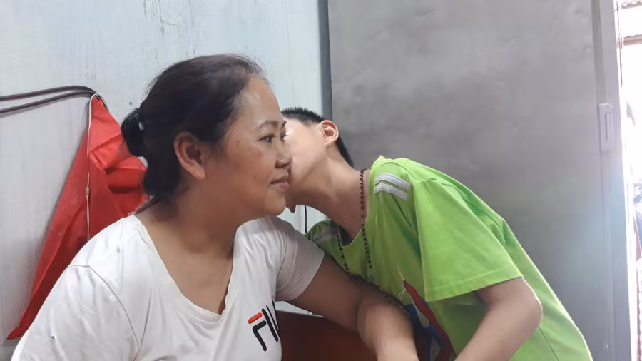 Phan Khương Nghị liên tục ôm, hôn mẹ để quay trở lại Mái ấm Thiên Ân học tập.