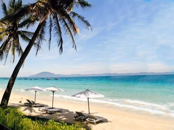 Bãi biển Dốc Lết được thiên nhiên ban tặng cho vẻ đẹp tuyệt vời. Ảnh minh họa.