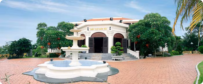 Không gian bên ngoài biệt thự vua Bảo Đại. Ảnh: TG.