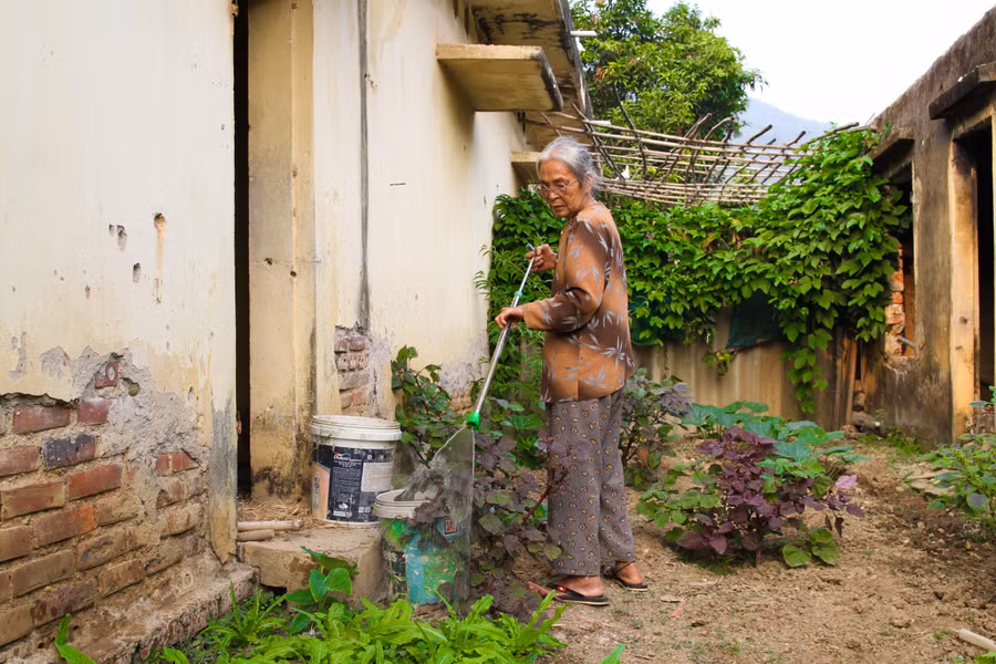 Bà Sợi trồng rau để phục vụ cuộc sống hàng ngày.