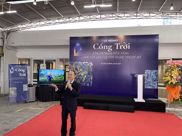 Ra mắt Cổng Trời, tại Hội Mỹ thuật TPHCM. Ảnh: IT
