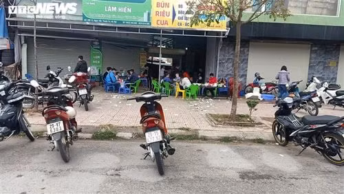 VTC đưa tin, trước chỉ đạo cấm bán hàng ăn, nhiều cá nhân, tổ chức chấp hành nghiêm chỉnh nhưng vẫn còn một số hộ kinh doanh nắm bắt thông tin muộn nên "lỡ" bán, mở cửa hàng vào sáng ngày 16/2.