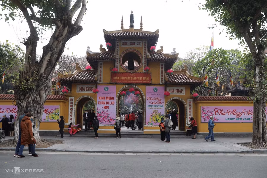 Không khí vắng vẻ lạ thường tại chùa Quán Sứ (quận Hoàn Kiếm) sáng mùng 1. Ảnh: VNE.