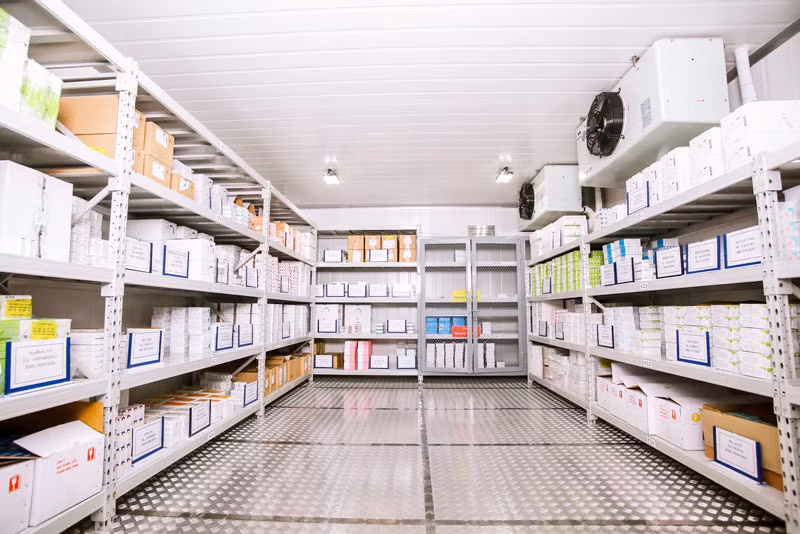 VNVC hiện đang sở hữu hệ thống 49 kho vắc xin lẻ và 2 kho tổng chuyên dụng bảo quản vắc xin ở nhiệt độ 2 – 80C, các kho tiền lạnh và 3 kho lạnh bảo quản âm sâu, với tổng diện tích hơn 1.000m2, dung tích hơn 4.000m3, có sức chứa lên tới 170 triệu liều vắc xin tại một thời điểm. ở nhiệt độ 2-8 độ C hoặc âm sâu đến -80oC. Ảnh: P.Lan.
