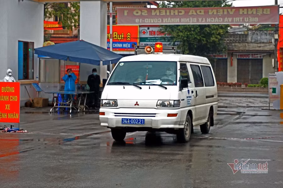 Do đó, hôm nay, theo lãnh đạo Trung tâm Y tế TP Chí Linh, đơn vị đã bố trí 2 xe chuyên dụng (mỗi xe gồm 1 lái xe và 1 nhân viên y tế) để vận chuyển các bệnh nhân (79 bệnh nhân) theo đúng quy trình hướng dẫn của Bộ Y tế. Ảnh: VNN.