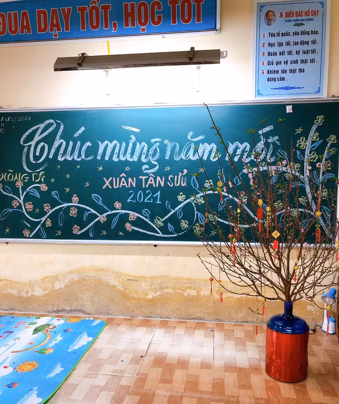 Khoảng 23 phòng cách ly đều được trang trí rực rỡ đón Tết. Trong ảnh là cành đào và bảng của một phòng cách ly tại THCS Sao Đỏ được trang trí đẹp mắt. Ảnh: VNE.
