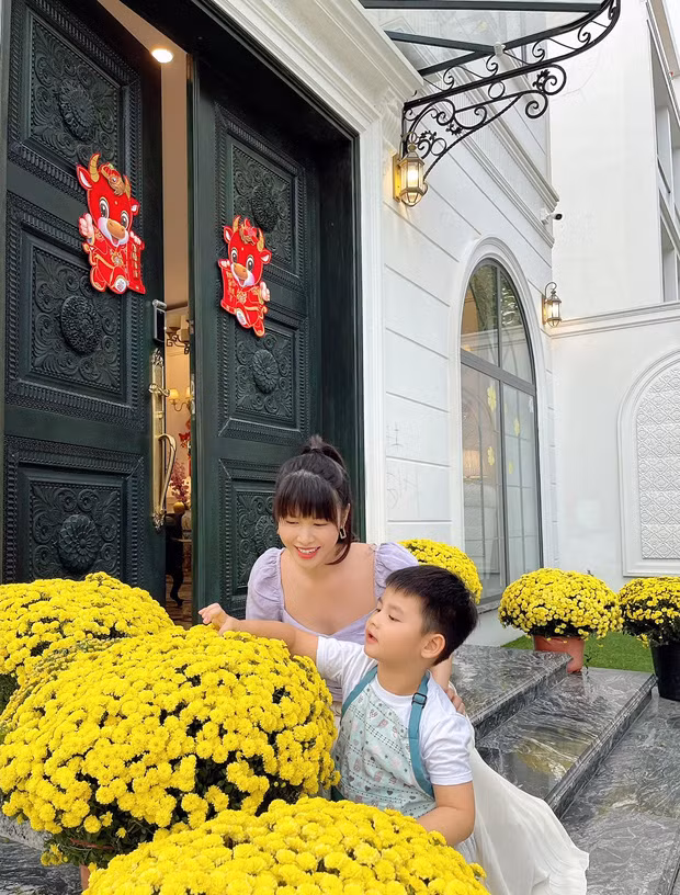 Gia đình Đăng Khôi - Thuỷ Anh đã có 8 năm ăn Tết Sài Gòn nhưng đây là năm đầu tiên hai vợ chồng đón gia đình nội ngoại đến ăn Tết ở căn biệt thự trị giá 2 triệu USD ở Phú Mỹ Hưng, quận 7.