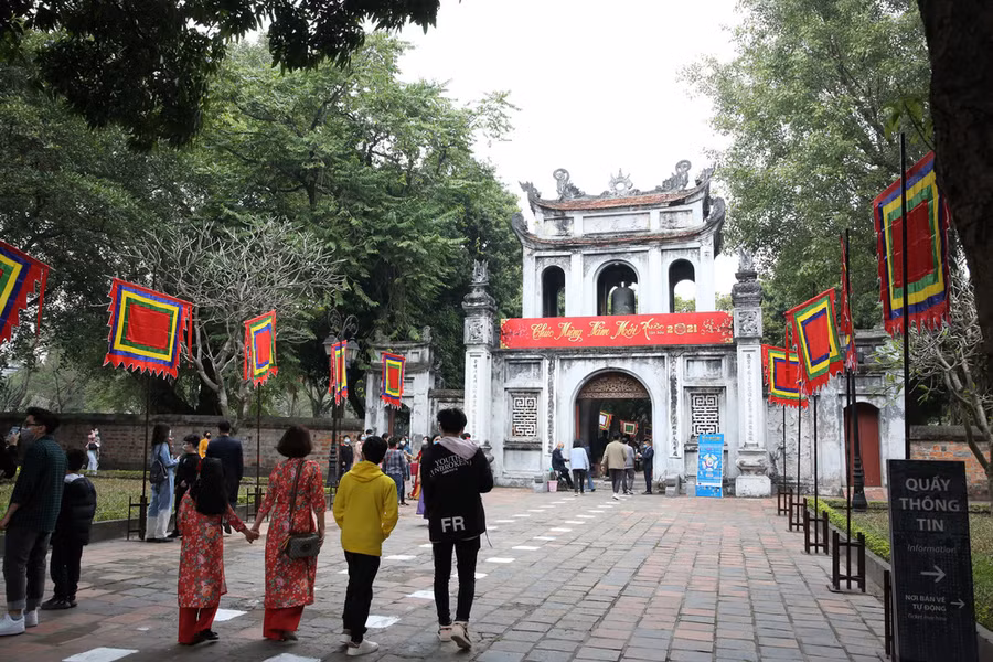 Mùng 1 Tết nắng đẹp cho người dân Hà Nội, TP.HCM xuống phố du Xuân ảnh 7