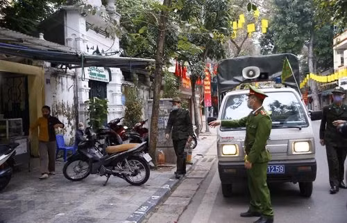 Trong ảnh là một quán hàng trên phường Hàng Mã được cơ quan chức năng yêu cầu đóng cửa. Ảnh: TTXVN.