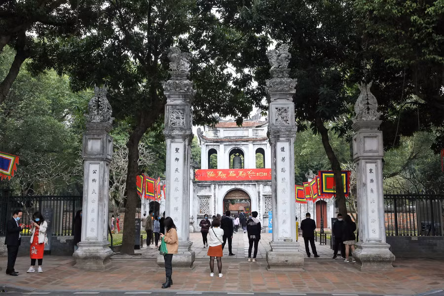 Nhiều người lựa chọn đến Văn Miếu Quốc Tử Giám để du Xuân. Ảnh: VTV.