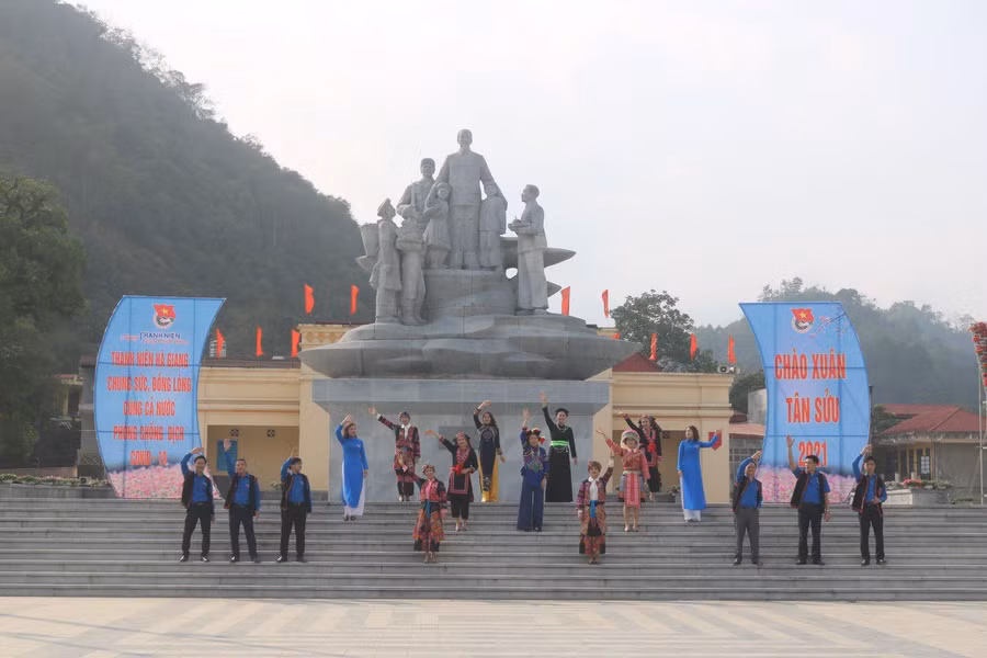 Hơn 1000 nghệ sĩ, y bác sĩ tham gia MV “Việt Nam rạng rỡ hoan ca” ảnh 1