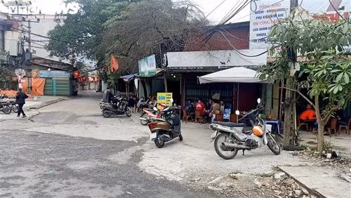 "Chúng tôi mở hàng sáng nay, công an đến nhắc nhở chúng tôi mới biết được chỉ đạo tạm dừng kinh doanh hàng ăn để phòng chống COVID-19. Tôi bán nốt sáng nay, ngày mai sẽ chấp hành nghiêm chỉnh", một chủ cửa hàng trên đường Ngọc Hồi (huyện Thanh Trì, Hà Nội) chia sẻ. Nguồn: VTC.