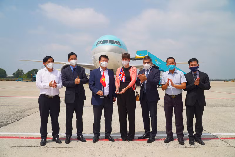 Lãnh đạo Bộ Y tế, Lãnh sự Vương quốc Anh tại TP.HCM, Hệ thống tiêm chủng VNVC và Công ty AstraZeneca Việt Nam, Cảng hàng không quốc tế Tân Sơn Nhất có mặt tại sân bay đón lô vaccine Covid-19 của AstraZeneca đầu tiên về Việt Nam theo hợp đồng đặt mua giữa VNVC và AstraZeneca. Ảnh: VNVC.