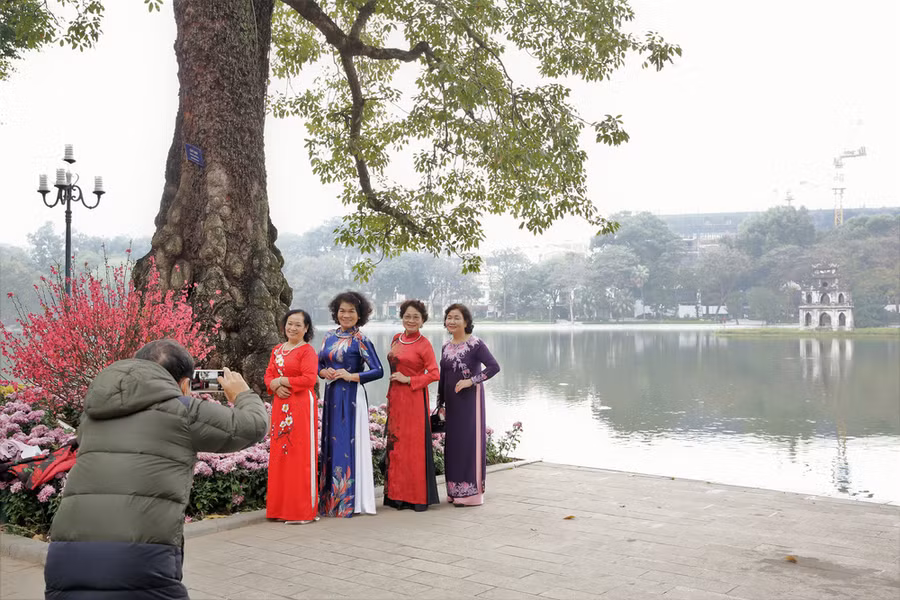 Nhiều người đi du Xuân không quên chụp ảnh chào đón mừng năm mới. Ảnh: VTV.