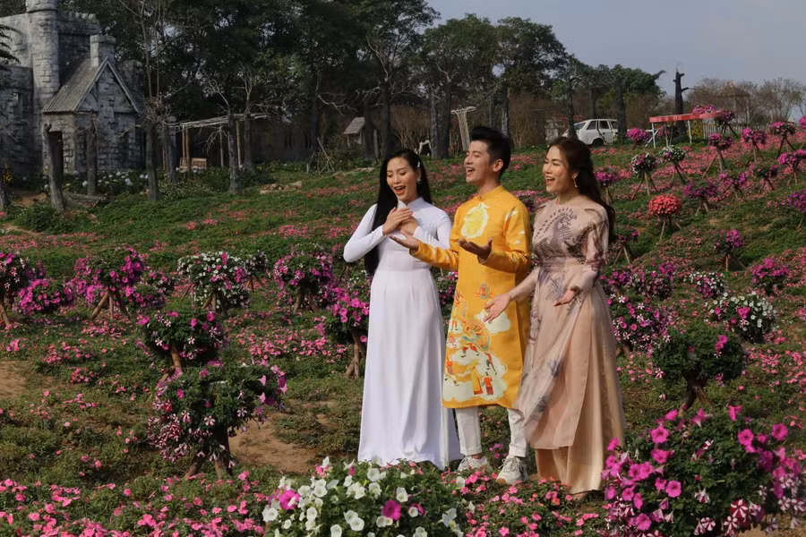 Hơn 1000 nghệ sĩ, y bác sĩ tham gia MV “Việt Nam rạng rỡ hoan ca” ảnh 3