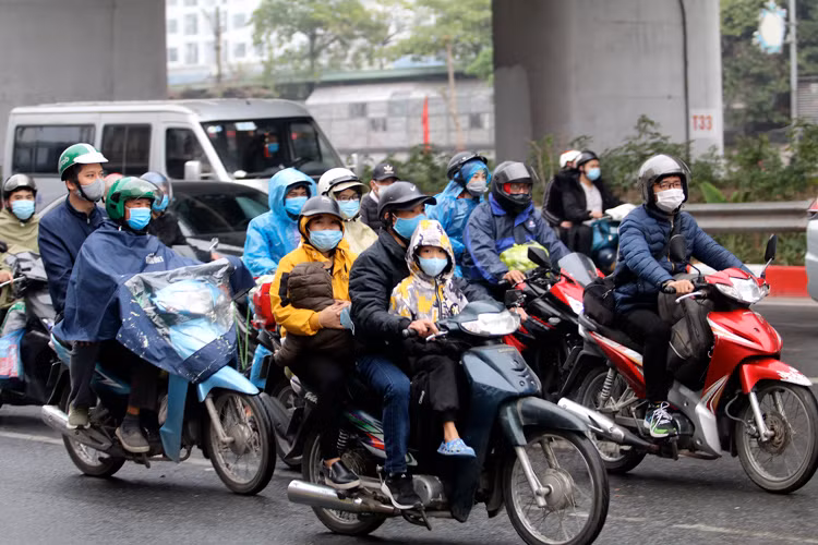 Vì dịch bệnh nên nhiều gia đình lựa chọn xe máy để di chuyển. Ảnh: Baotintuc.