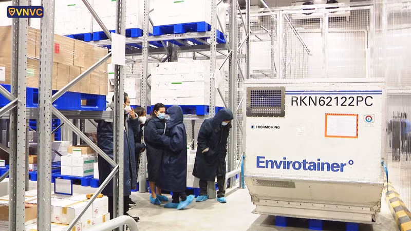Lô vắc xin có 117.600 liều đầu tiên theo hợp đồng đặt mua 30 triệu liều Astrazeneca đã ký với Bộ Y tế và Hệ thống tiêm chủng VNVC. Ảnh: VNVC.