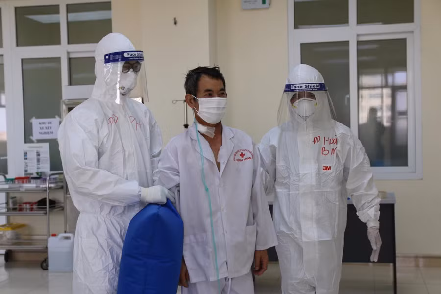 Qua hội chẩn của Hội đồng chuyên môn và sự nỗ lực cúa các bác sĩ điều trị tại BV dã chiến số 2, sự hỗ trợ tích cực của ê kíp BV Bạch Mai, sức khỏe của BN1965 đang điều trị tại BV dã chiến số 2 ở Hải Dương vốn là bệnh nhân nặng đã có nhiều tiến triển rõ rệt. Ảnh: BVCC.