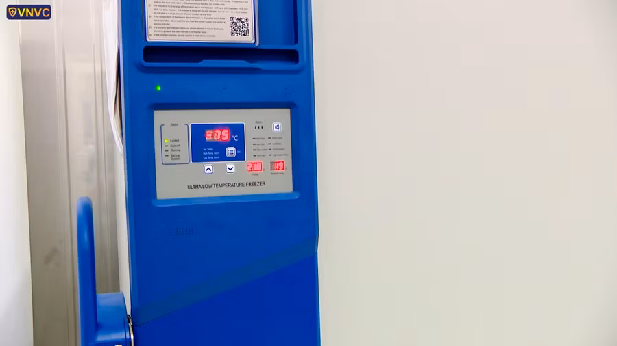 VNVC cũng được Bộ Y tế cấp phép Xuất khẩu – nhập khẩu, kinh Doanh dịch vụ bảo quản vacxin, sinh phẩm bảo quản ở điều kiện lạnh 2-8°C, vacxin, sinh phẩm bảo quản ở điều kiện âm sâu (-40 đến -86°C). Ảnh: VNVC.