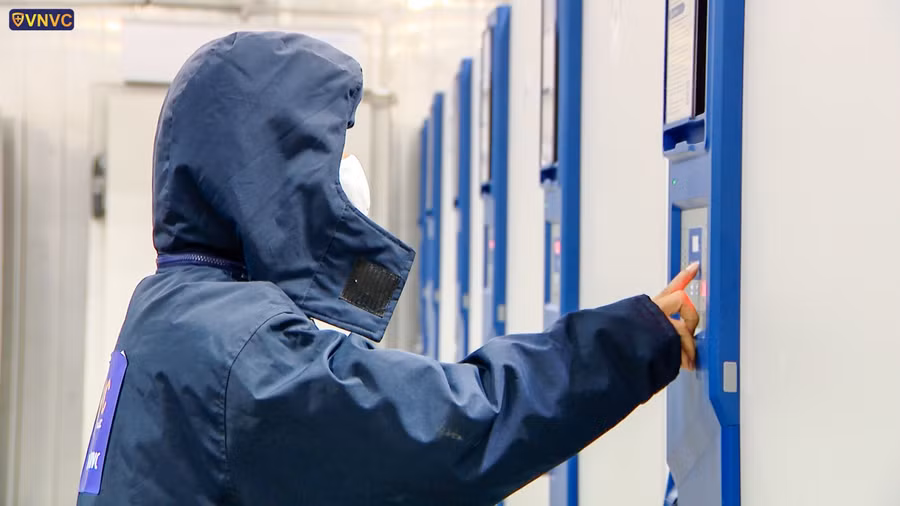 Tại mỗi kho lạnh âm sâu đều có một kho rã đông được kiểm soát nhiệt độ luôn dưới 8oC để đảm bảo vắc xin được rã đông an toàn trước khi đưa vào sử dụng. Ảnh: VNVC.