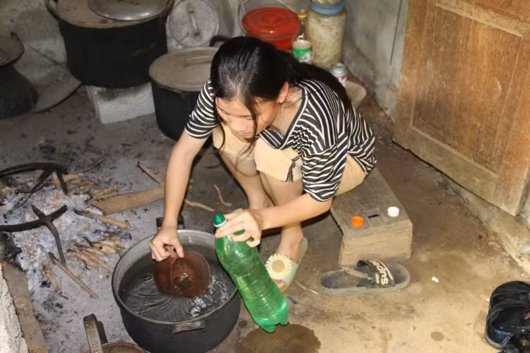 Người dân phải đun nước rồi gạn bỏ đi 1/3 vì có nhiều tạp chất lắng đọng.