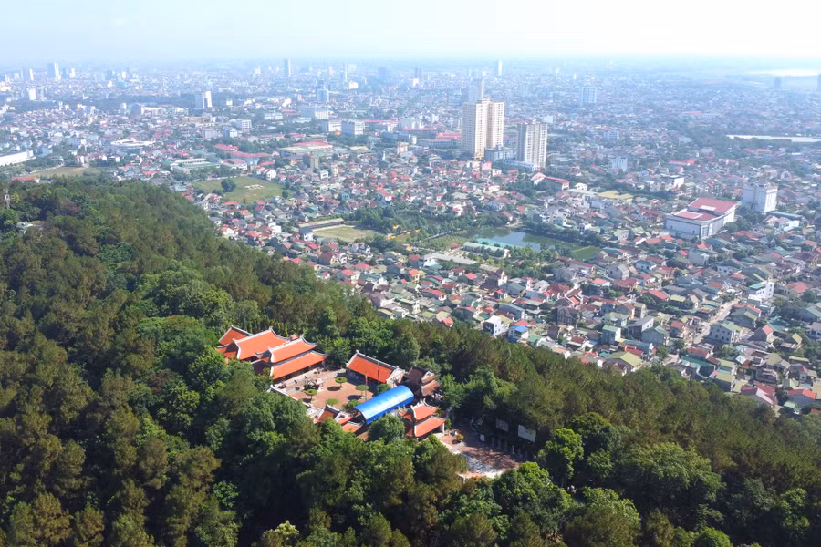 Toàn cảnh đền thờ vua Quang Trung trên núi Dũng Quyết.