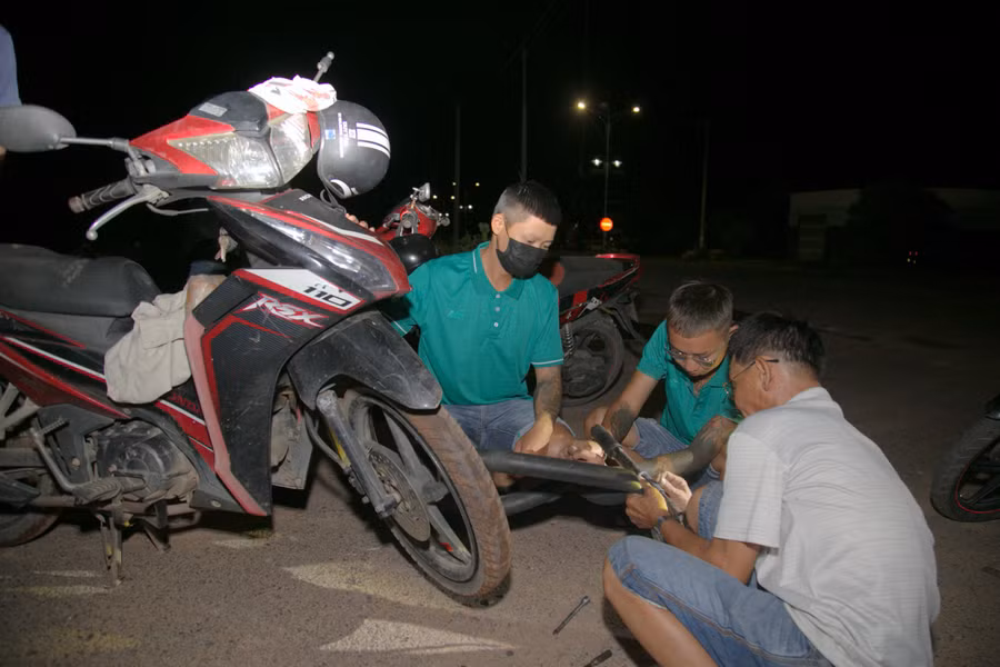 Các thành viên của Đội SOS Đông Hà giúp đỡ người đi đường gặp sự cố.