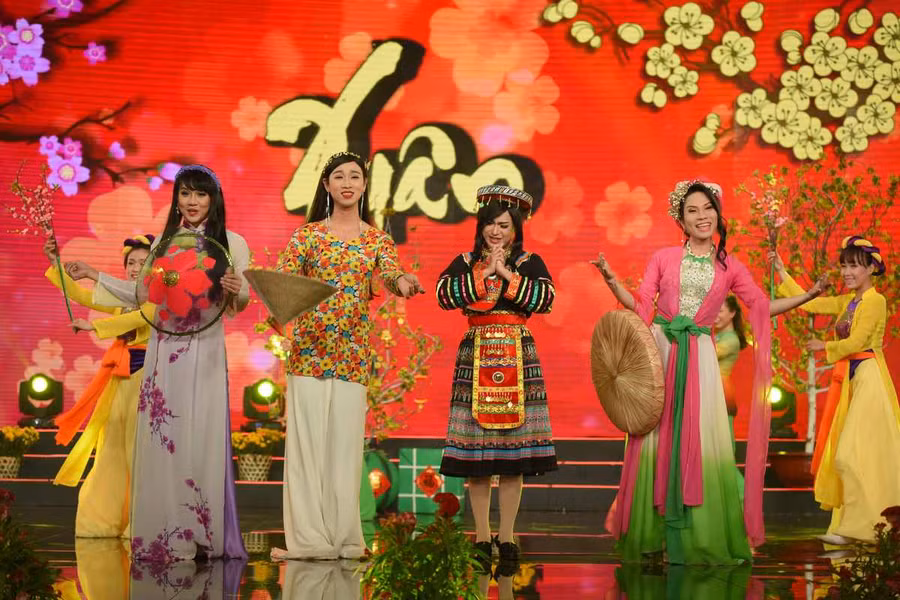 Thụy Mười say rượu, sàm sỡ Tú Sương trong tiểu phẩm hài ảnh 6