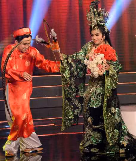 Thụy Mười say rượu, sàm sỡ Tú Sương trong tiểu phẩm hài ảnh 5