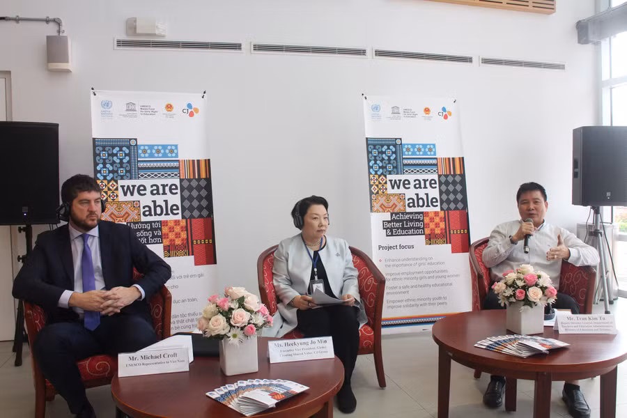 Đại diện của UNESCO tại Việt Nam ông Michael Croft (ngoài cùng bên phải) khẳng định: "UNESCO sẽ phối hợp chặt chẽ với các cơ quan chức năng liên quan đến hỗ trợ trẻ em gái và phụ nữ đân tộc thiểu số". (ảnh: Thanh Tuấn) Đại diện của UNESCO tại Việt Nam ông Michael Croft (ngoài cùng bên phải) khẳng định: "UNESCO sẽ phối hợp chặt chẽ với các cơ quan chức năng liên quan đến hỗ trợ trẻ em gái và phụ nữ đân tộc thiểu số". (ảnh: Thanh Tuấn)