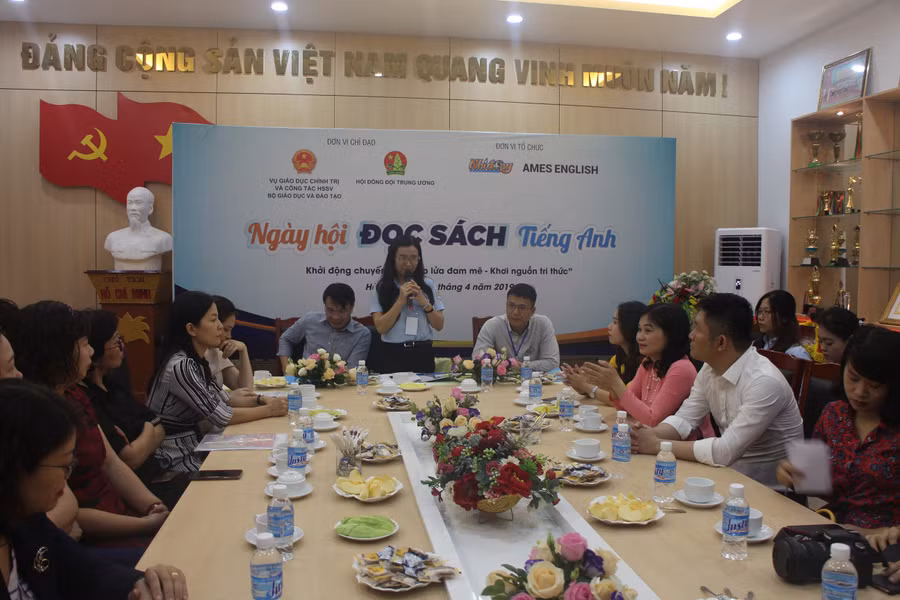 Họp báo sáng nay tại Trường tiểu học Lê Văn Tám (Hà Nội), ban tổ chức đã giới thiệu các nội dung của "Ngày hội đọc sách tiếng Anh" Họp báo sáng nay tại Trường tiểu học Lê Văn Tám (Hà Nội), ban tổ chức đã giới thiệu các nội dung của "Ngày hội đọc sách tiếng Anh"