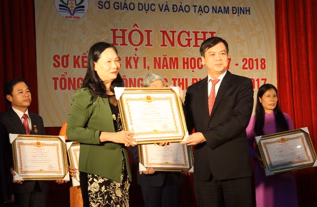 Ông Trần Lê Đoài trao tặng danh hiệu NGƯT cho các nhà giáo được phong tặng