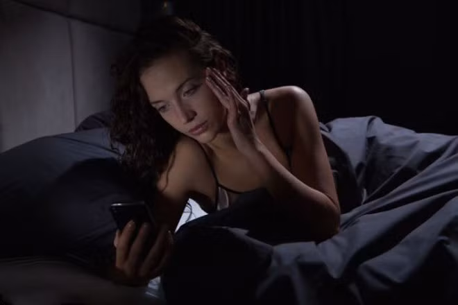 Da nổi mụn, nhiều nếp nhăn vì điện thoại di động