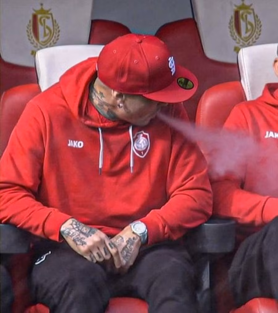 Radja Nainggolan phì phèo điếu thuốc lá điện tử.