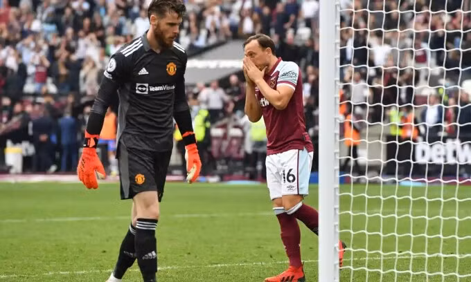 Noble được tung vào sân chỉ để đá phạt đền nhưng không thể đánh bại De Gea ở phút 90+5.