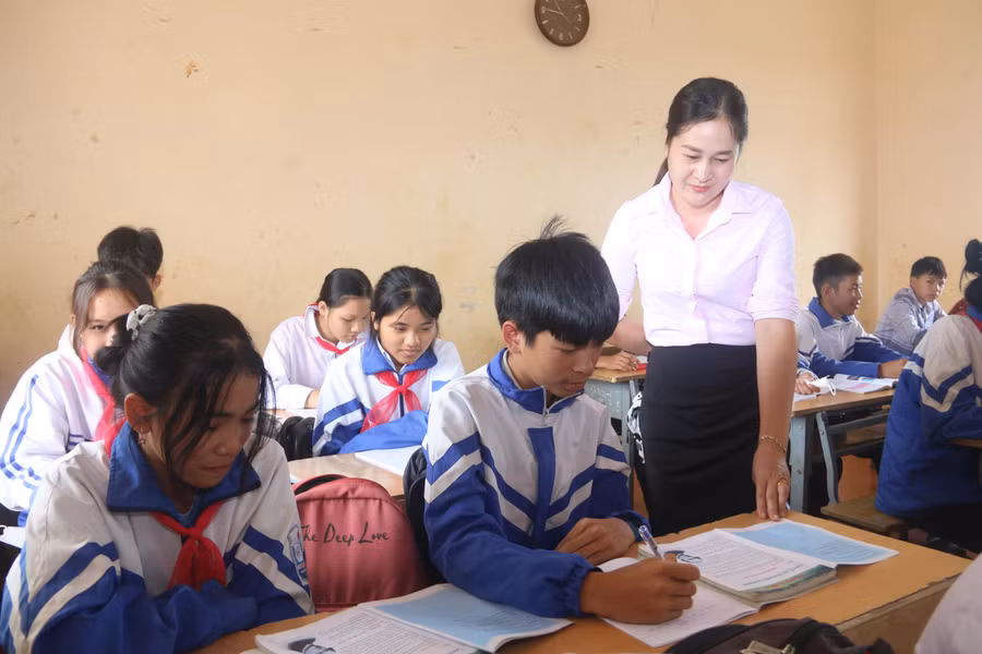 Cô trò Trường Tiểu học và THCS xã Mường Bon, huyện Mai Sơn.
